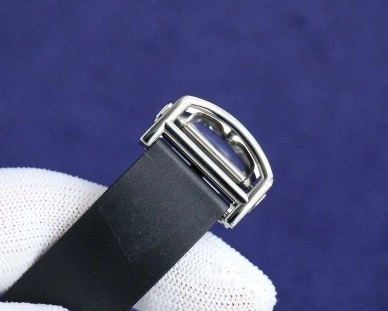 Snug CARTIER Watches 179887