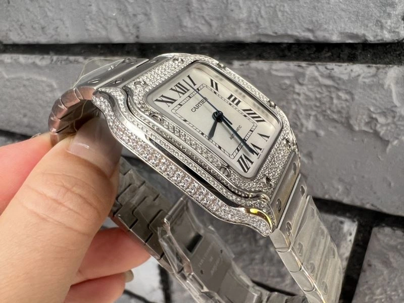 Vibrant CARTIER Watches 179749