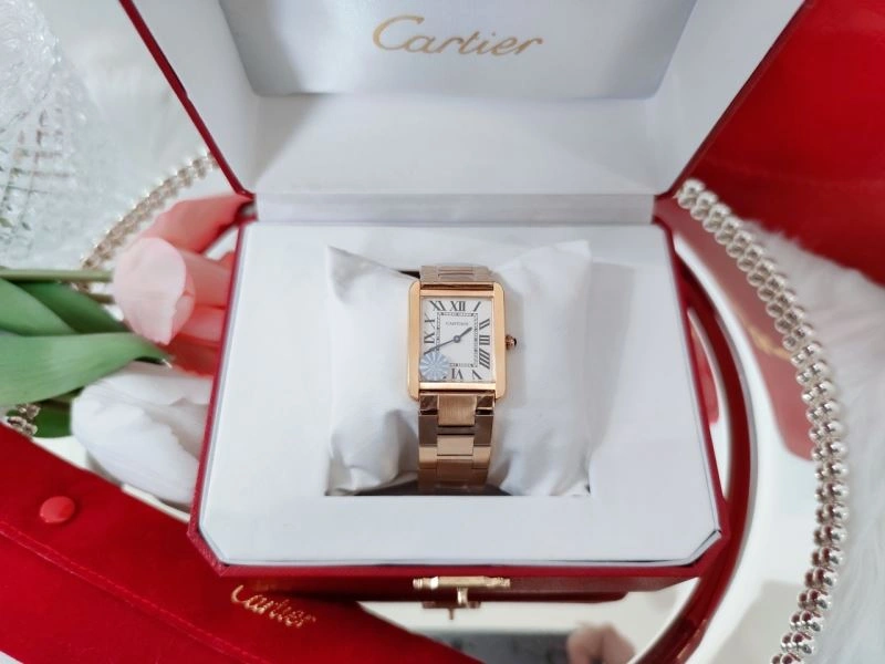 Versatile CARTIER Watches 179462
