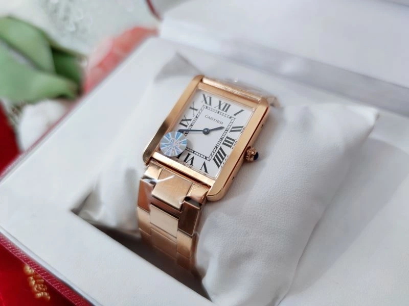 Versatile CARTIER Watches 179462