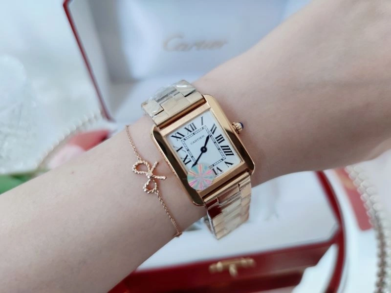 Versatile CARTIER Watches 179462