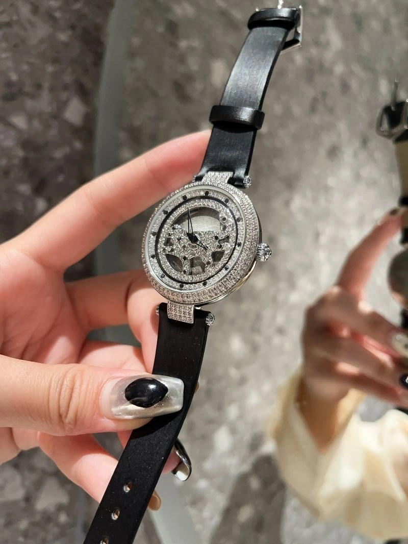 Minimalist CARTIER Watches 178853