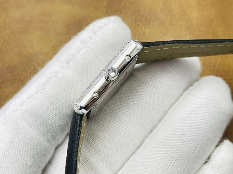 Minimalist CARTIER Watches 178688