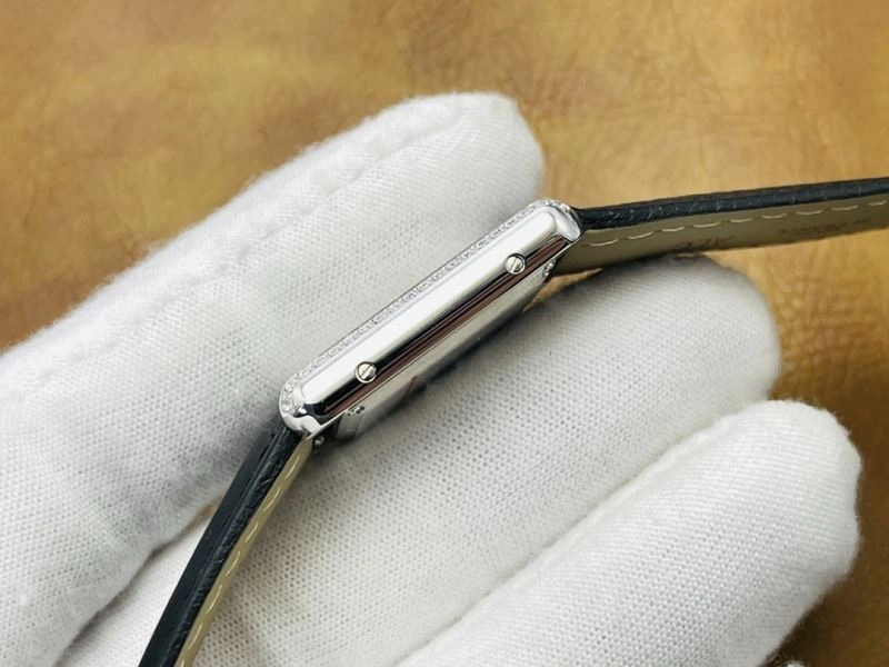 Minimalist CARTIER Watches 178688