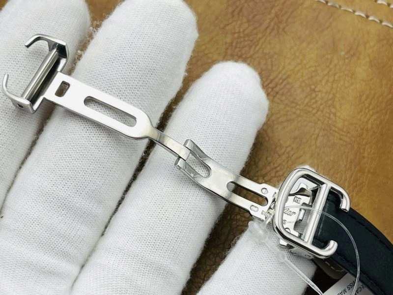 Minimalist CARTIER Watches 178688