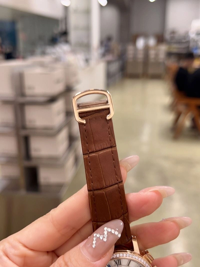 Contemporary CARTIER Watches 179365