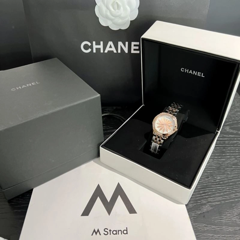 Compact CHANEL Watches 181647