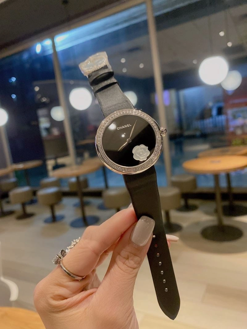 Functional CHANEL Watches 181661