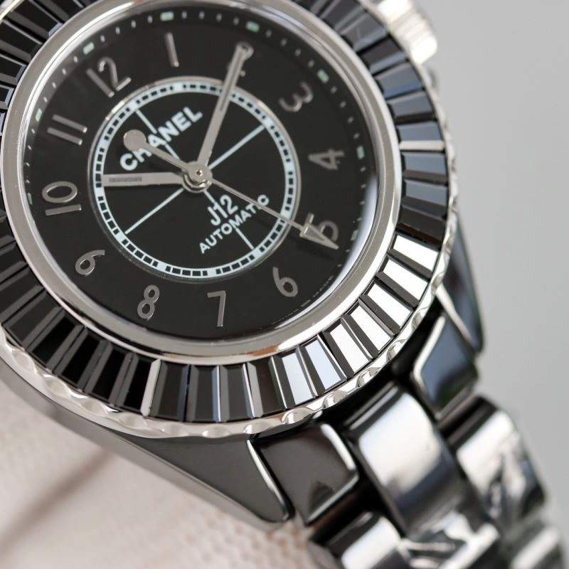 Bright CHANEL Watches 181574