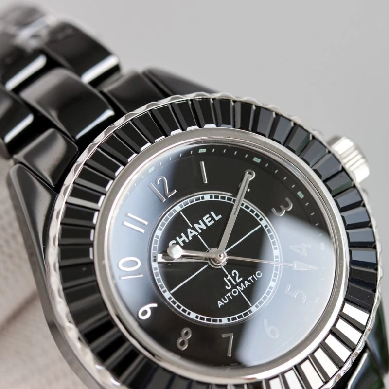 Bright CHANEL Watches 181574