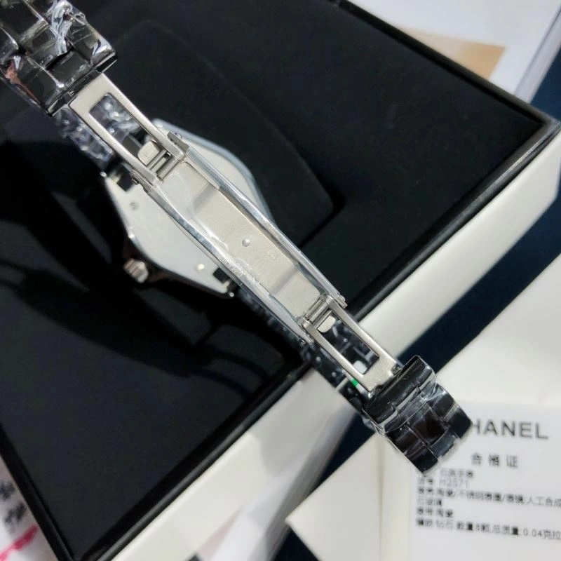 Snug CHANEL Watches 181279