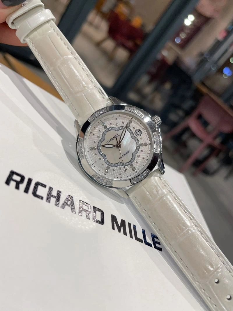 Versatile CHANEL Watches 181250