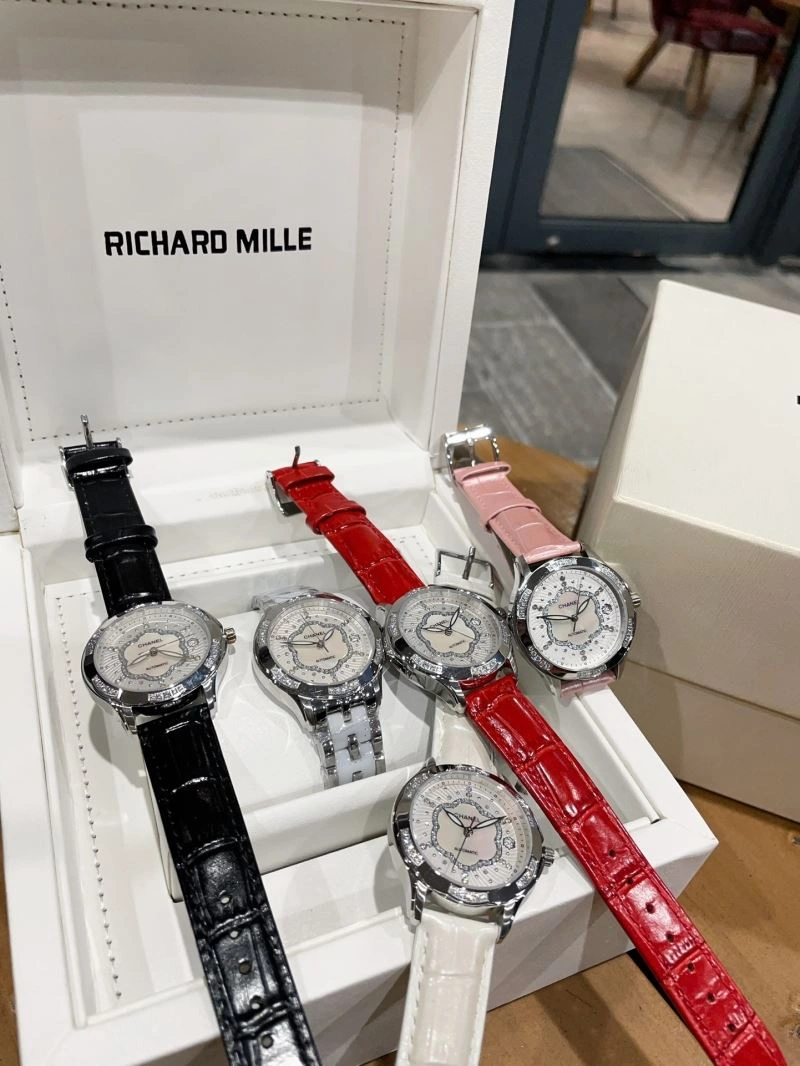 Versatile CHANEL Watches 181250