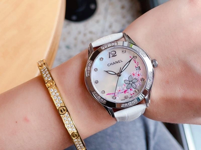 Refined CHANEL Watches 181392