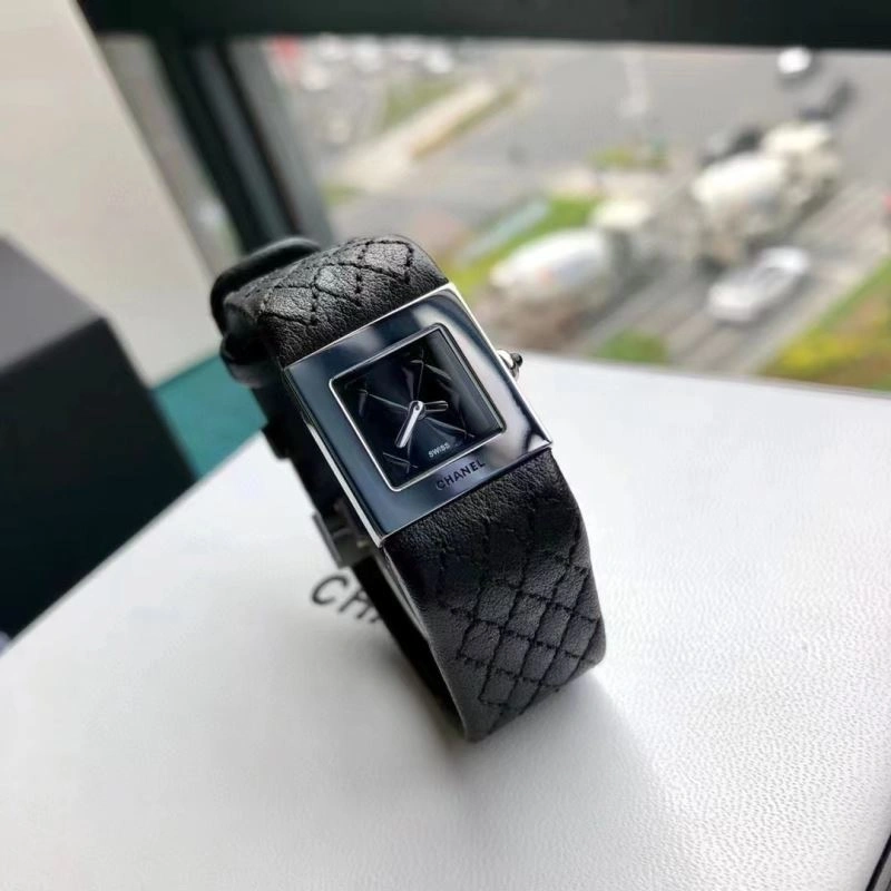 Sleek CHANEL Watches 181359