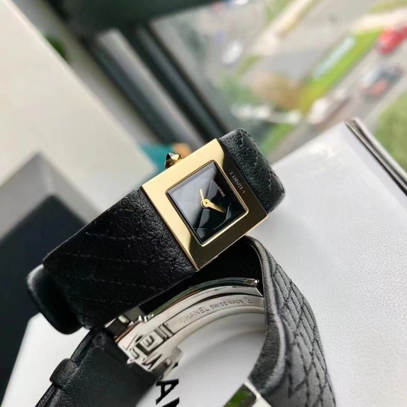 Sleek CHANEL Watches 181359