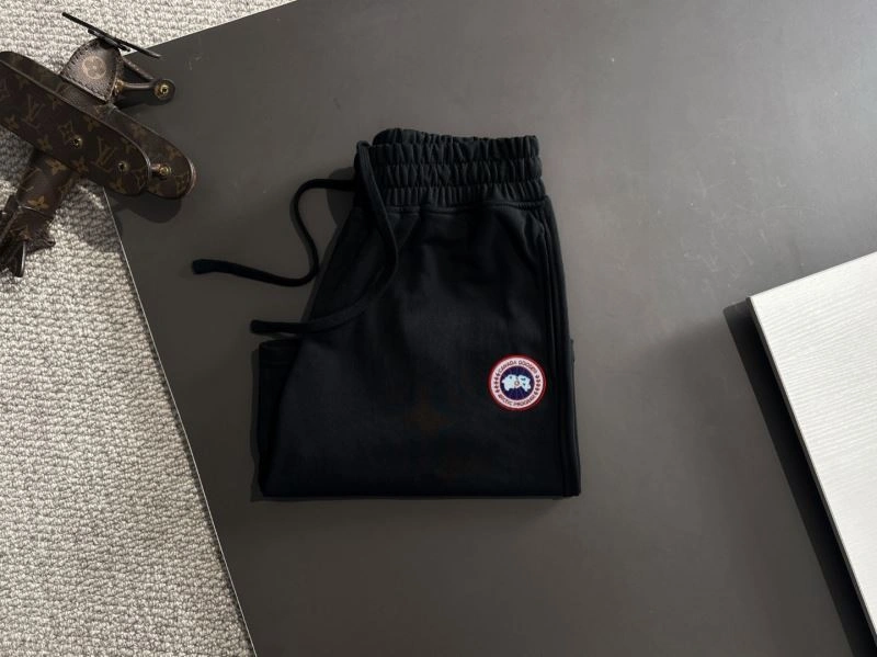 Canada Goose Short Pants Breathable 106229