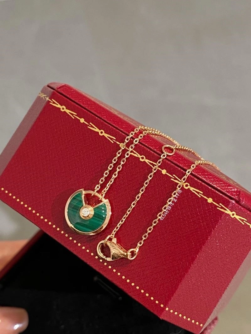 Neat Cartier Necklaces 217270