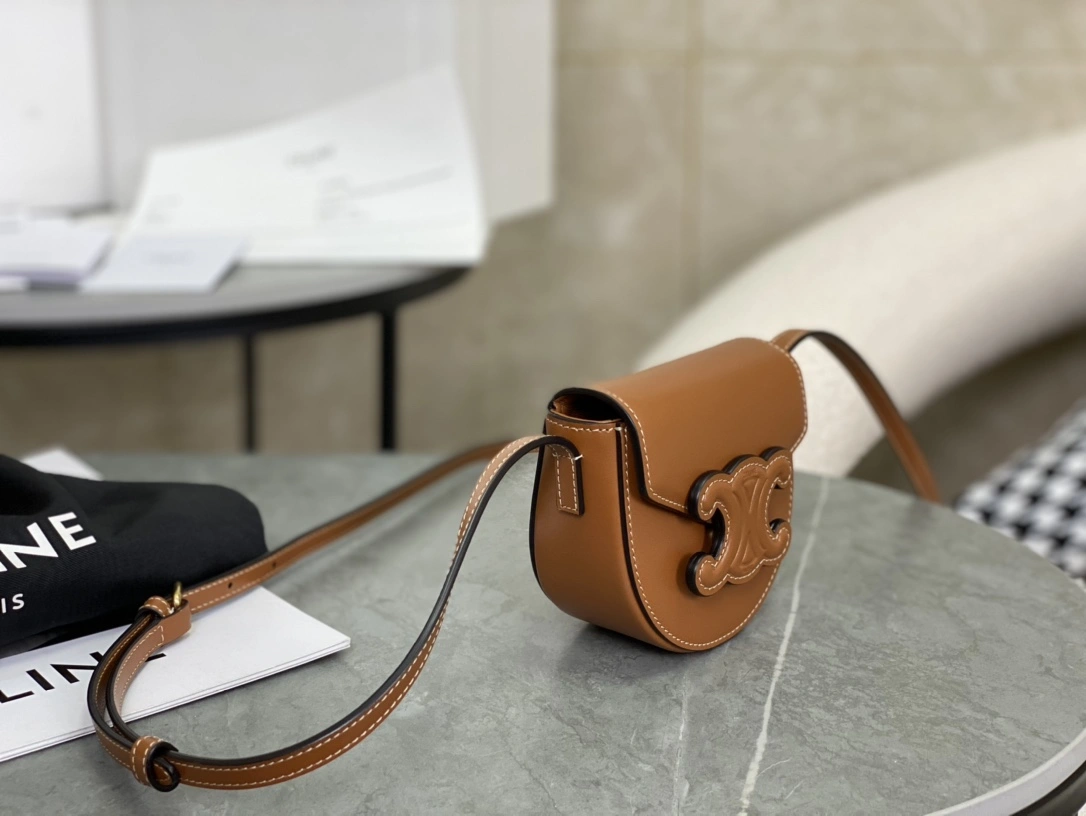 Bold Celine Besace Bags 94685