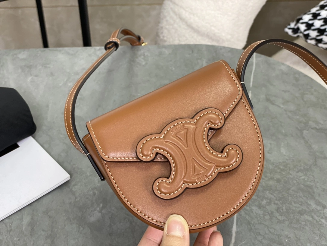 Bold Celine Besace Bags 94685