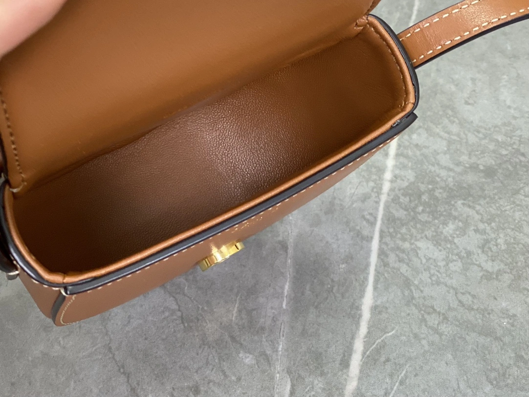 Bold Celine Besace Bags 94685