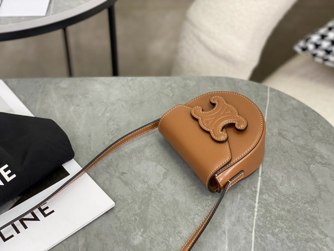 Bold Celine Besace Bags 94685