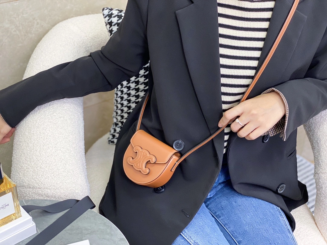 Bold Celine Besace Bags 94685