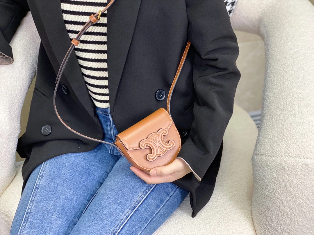 Bold Celine Besace Bags 94685