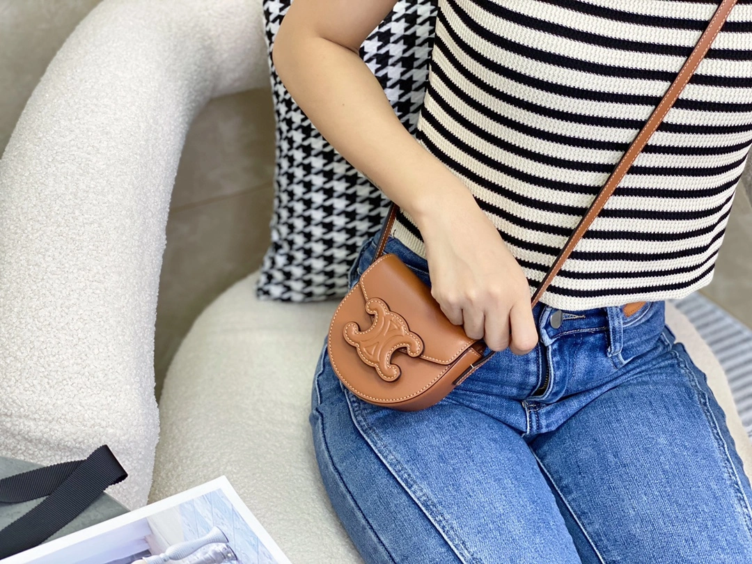 Bold Celine Besace Bags 94685