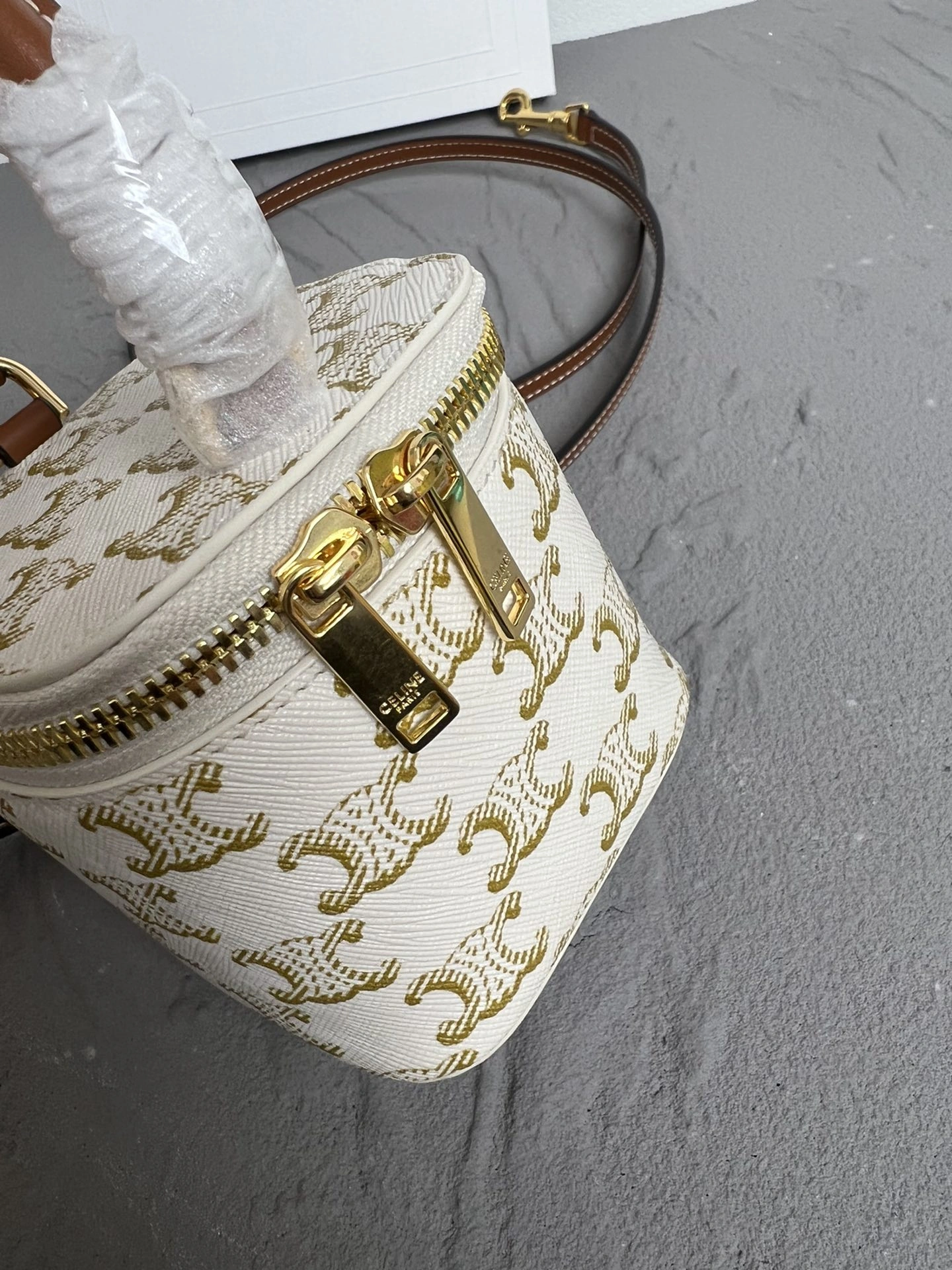Celine Bucket Bags ModernLook 78512