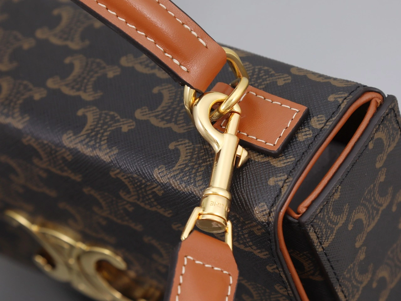 Breathable Celine Triomphe Bags 78399