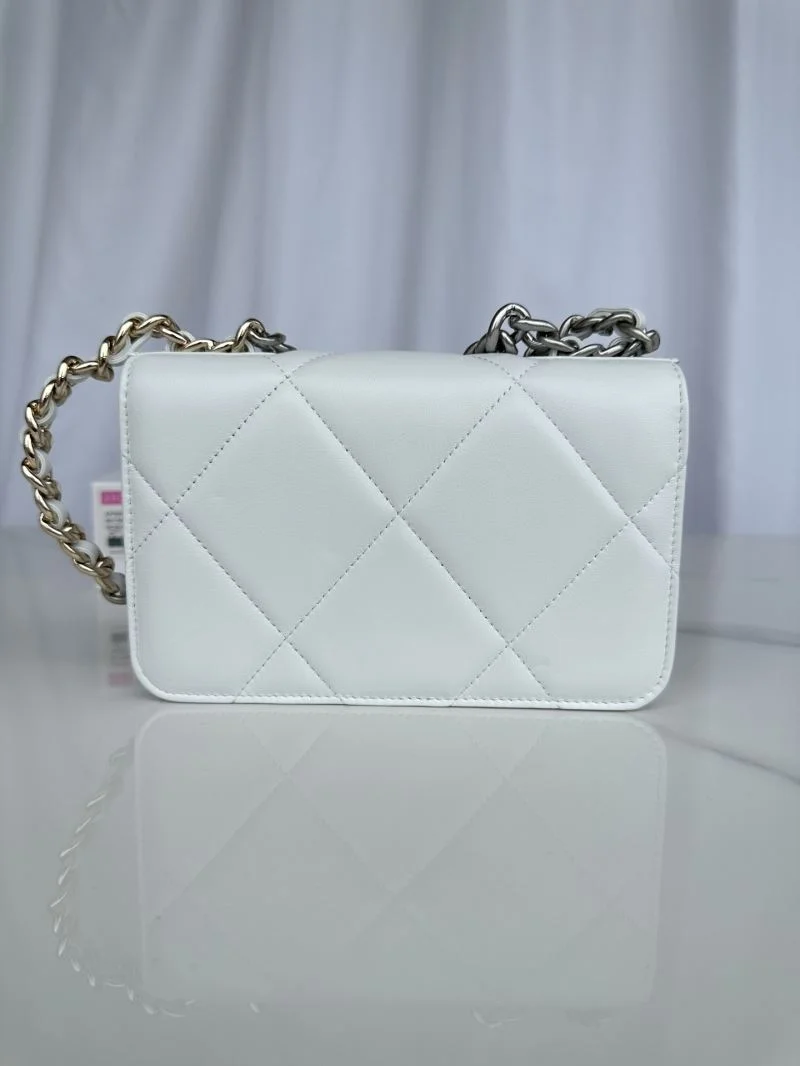 Chanel 19 Bags Cozy 55561