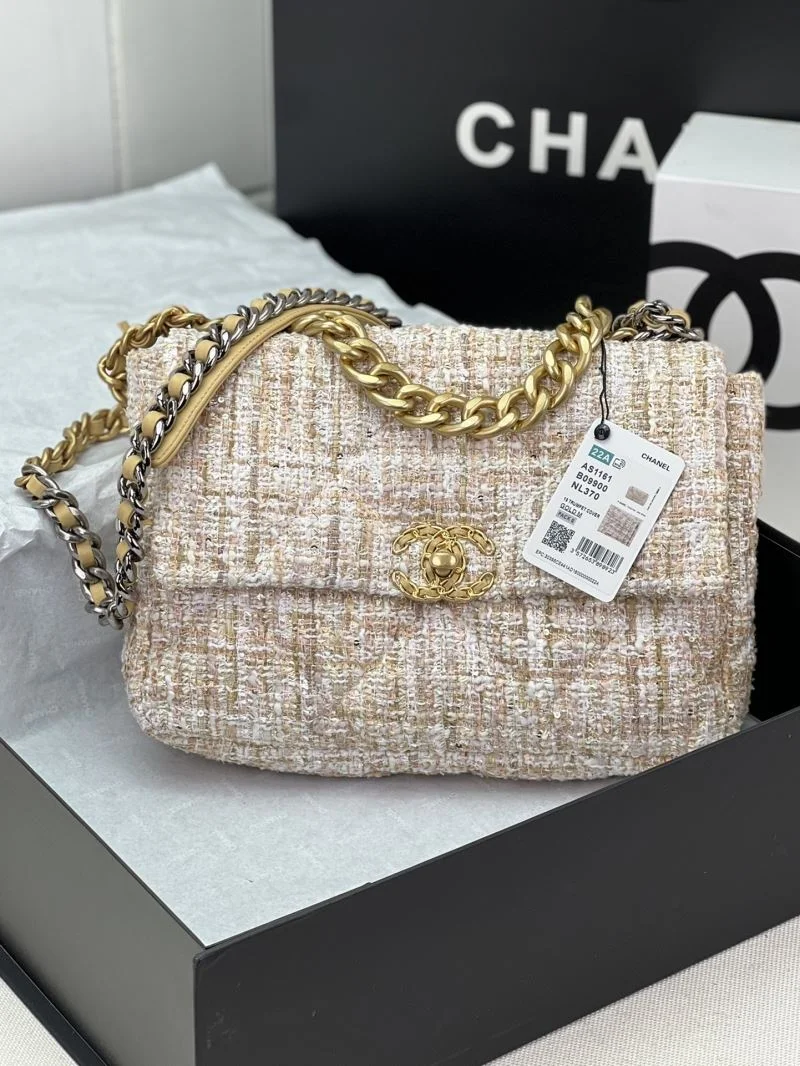 Chanel 19 Bags Effortless 55538