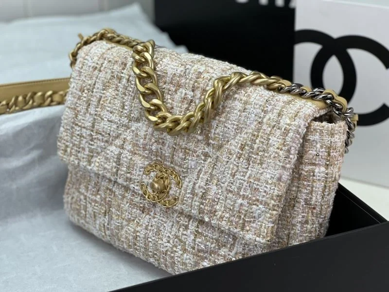 Chanel 19 Bags Effortless 55538