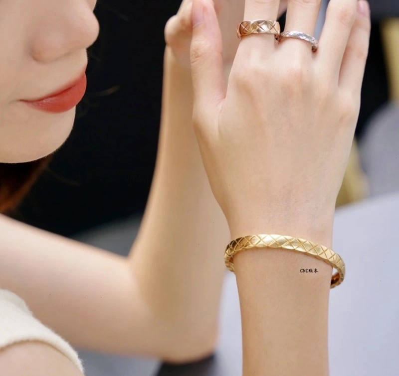 Chanel Bracelets Versatile 220434
