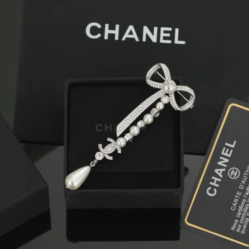 Vibrant Chanel Brooches 231362