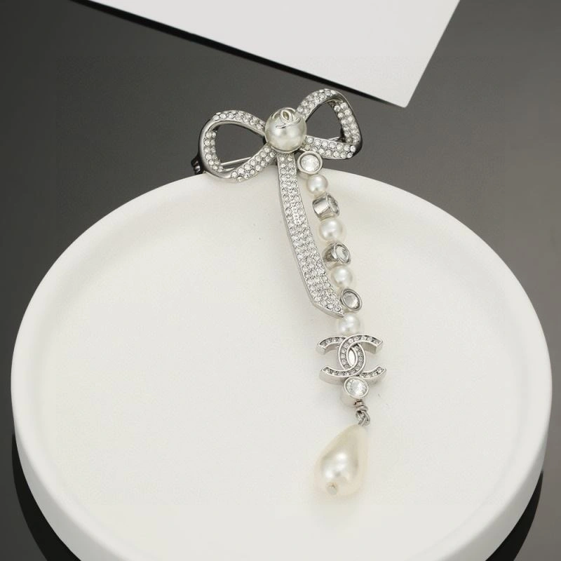 Vibrant Chanel Brooches 231362