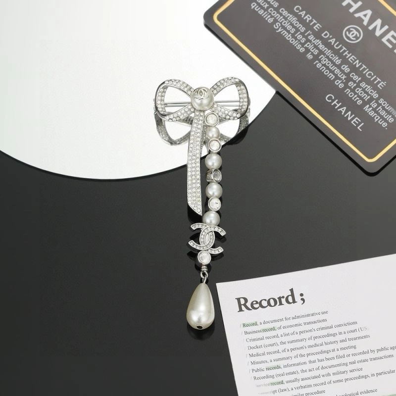 Vibrant Chanel Brooches 231362