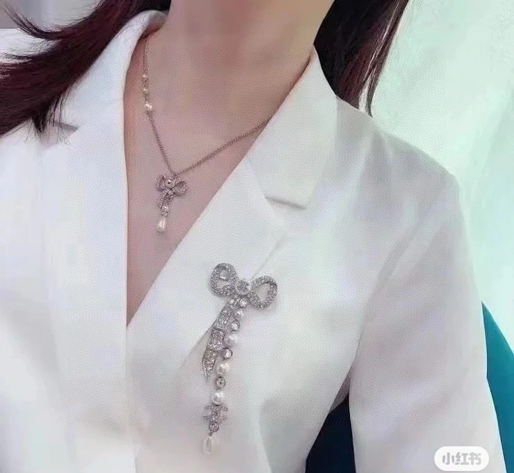 Vibrant Chanel Brooches 231362