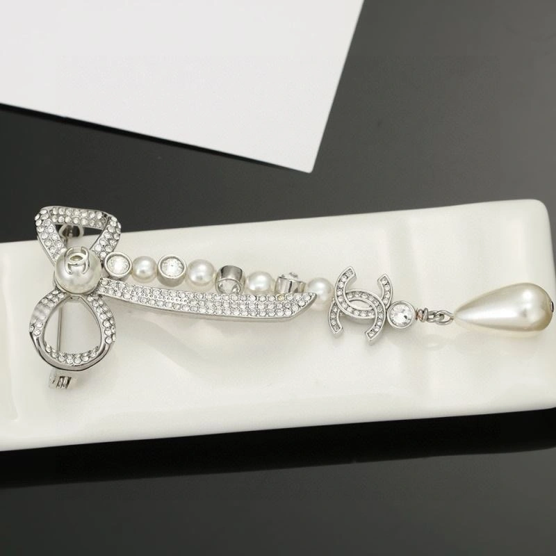 Vibrant Chanel Brooches 231362