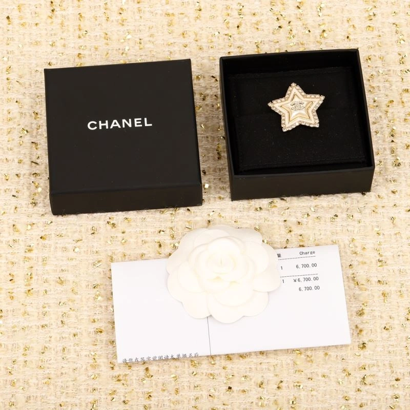 Sophisticated Chanel Brooches 231412