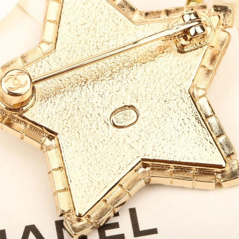 Sophisticated Chanel Brooches 231412