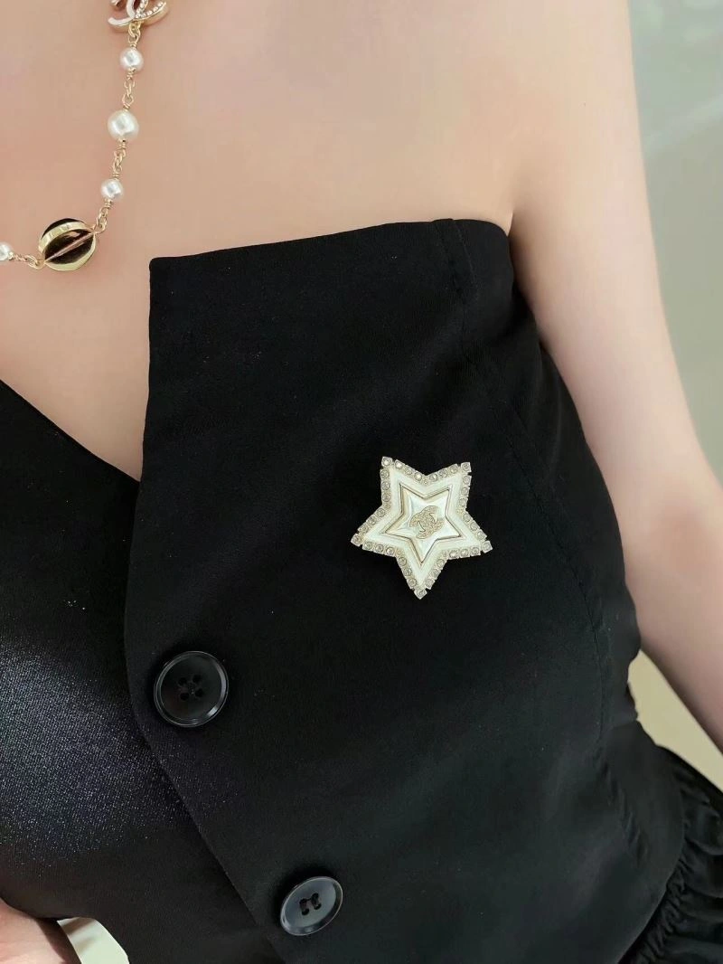 Sophisticated Chanel Brooches 231412