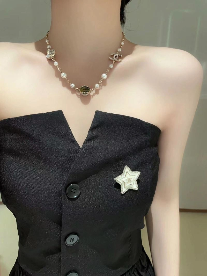 Sophisticated Chanel Brooches 231412