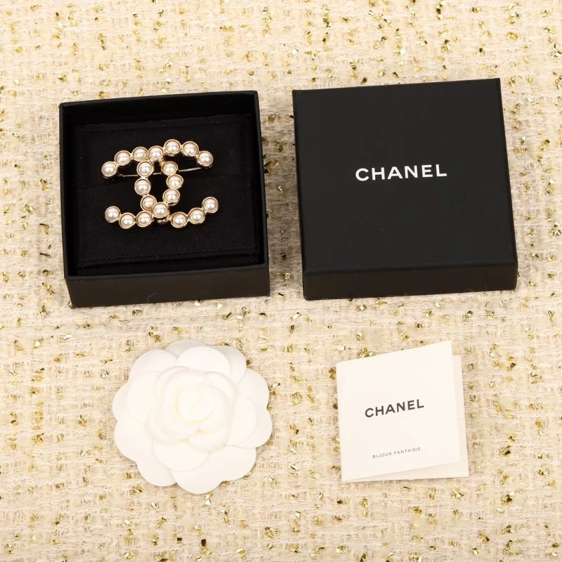 Bright Chanel Brooches 231360