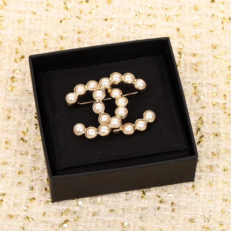 Bright Chanel Brooches 231360