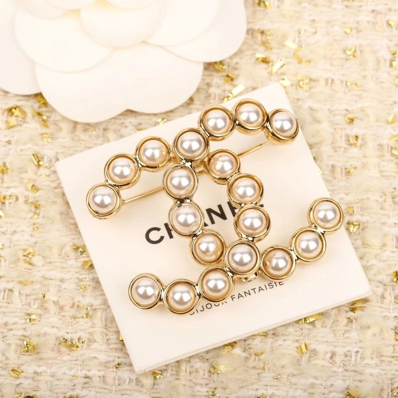 Bright Chanel Brooches 231360