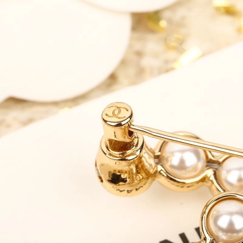 Bright Chanel Brooches 231360