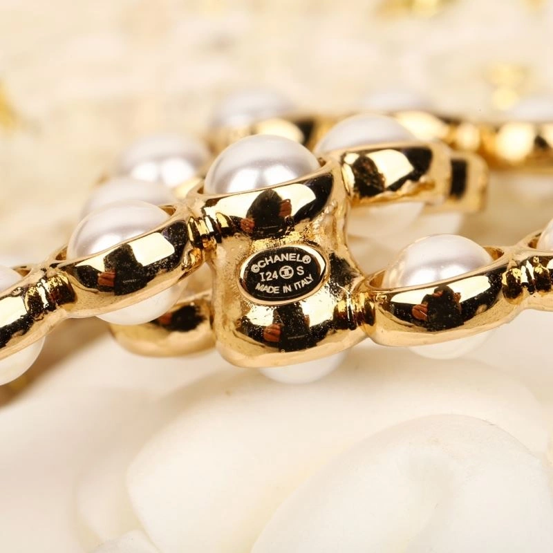 Bright Chanel Brooches 231360