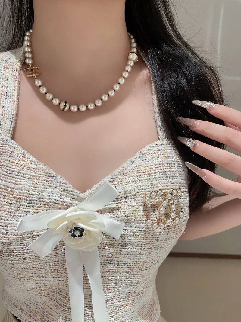 Bright Chanel Brooches 231360